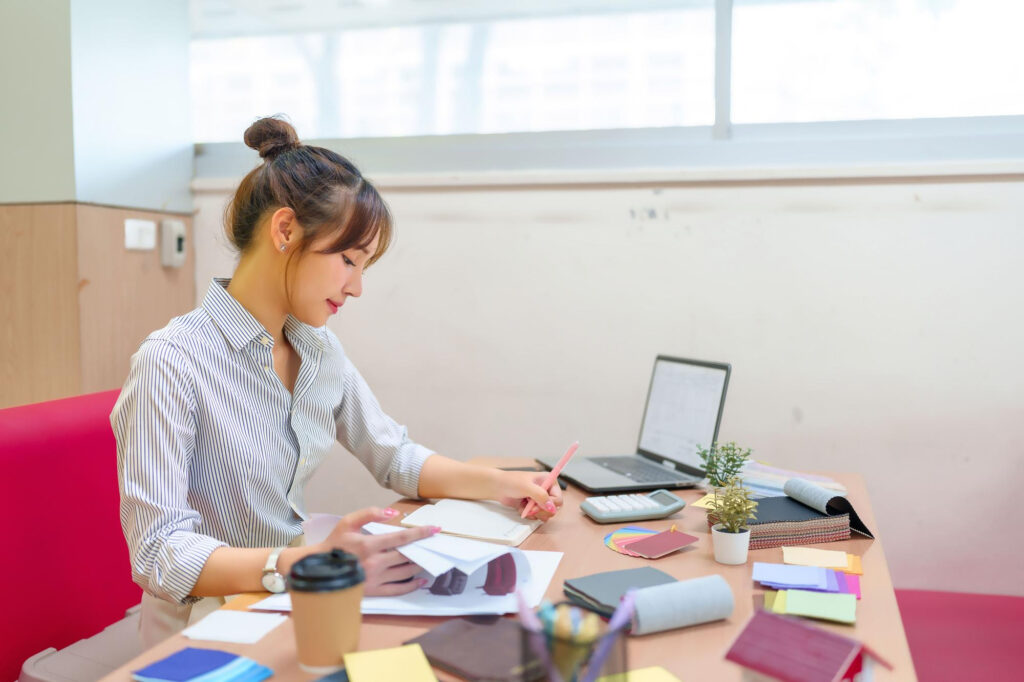 在宅でWebデザインを仕事にする際に集中しやすい環境を作っておくことの重要性について説明した記事