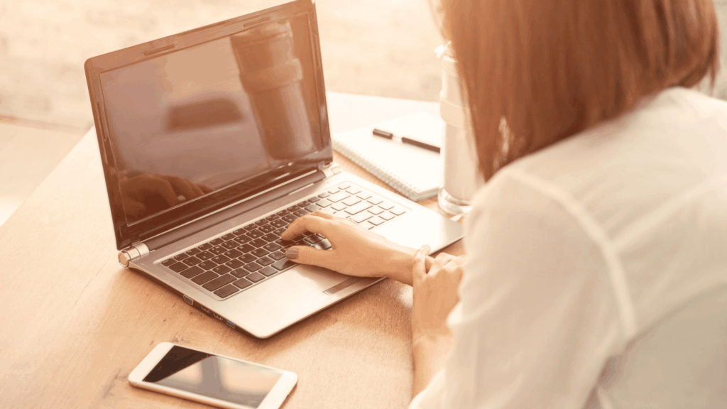 オンライン秘書になるには、未経験からでもできる方法や、始め方を解説した記事