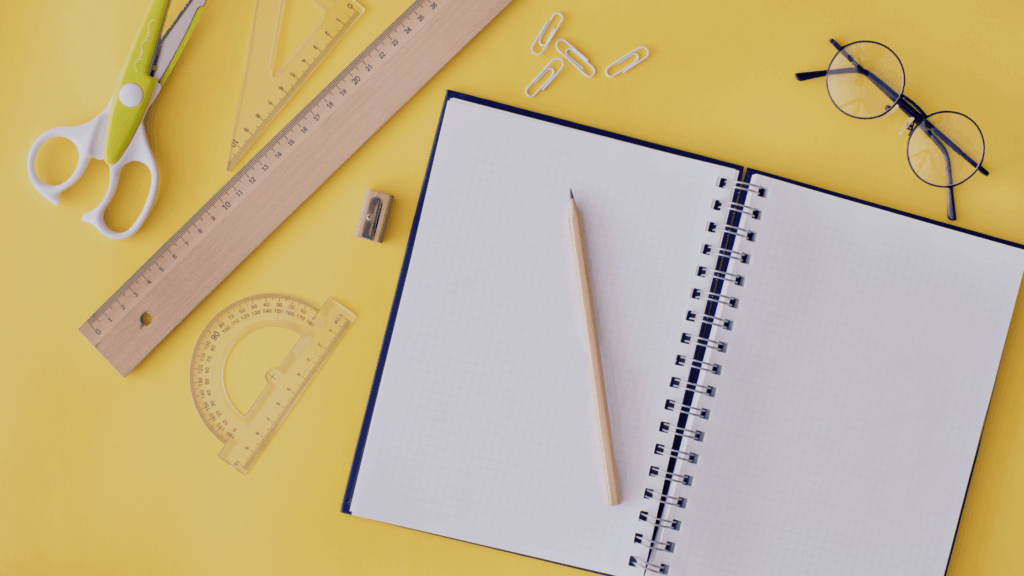 webデザイナーを未経験の40代から成功させる方法としてデザインスキルを学ぶには、独学またはスクールに通うパターンがあることが説明されている記事