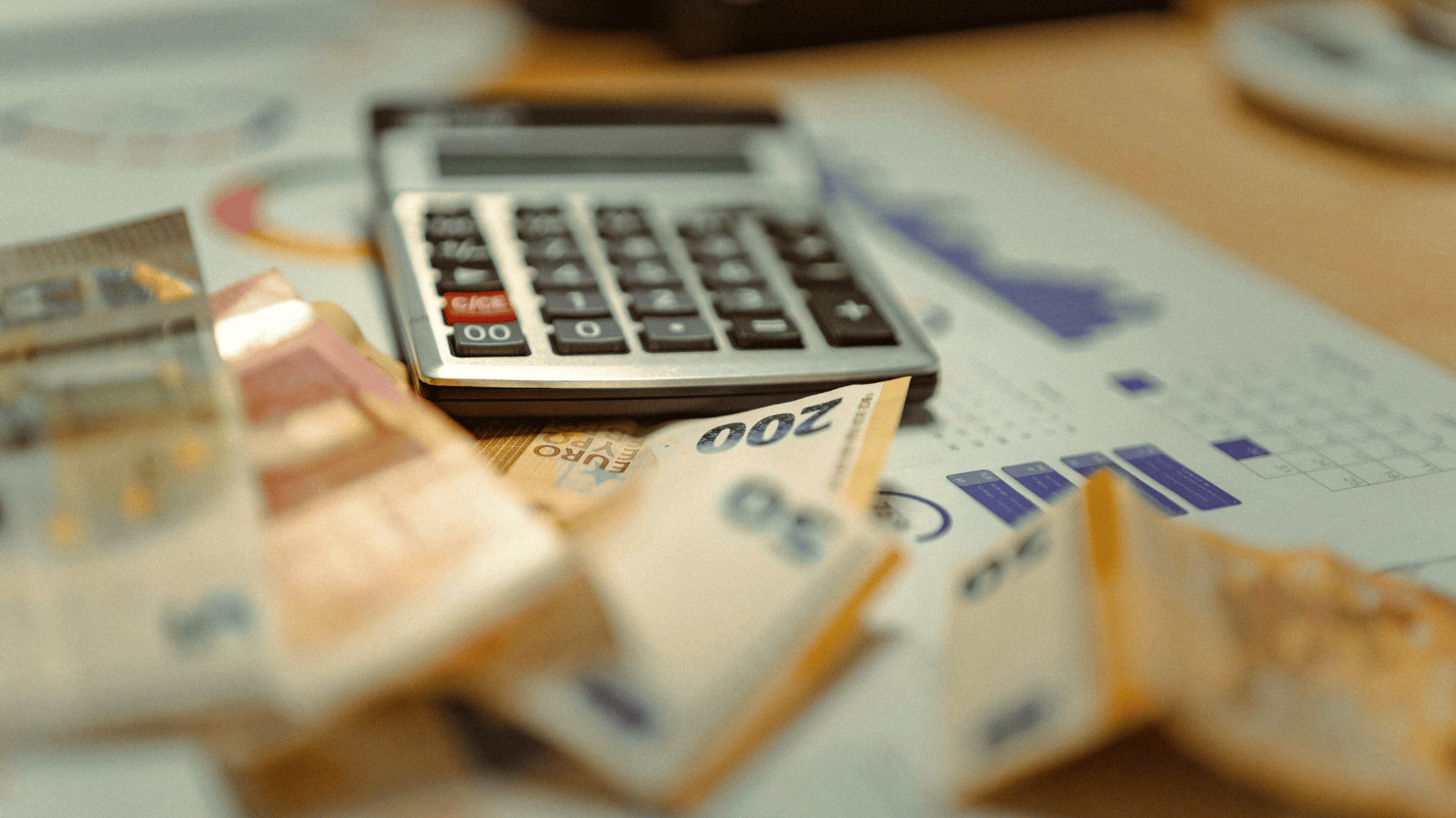 LPデザイナーとwebデザイナーの違いの１つとして、年収の比較を解説した記事