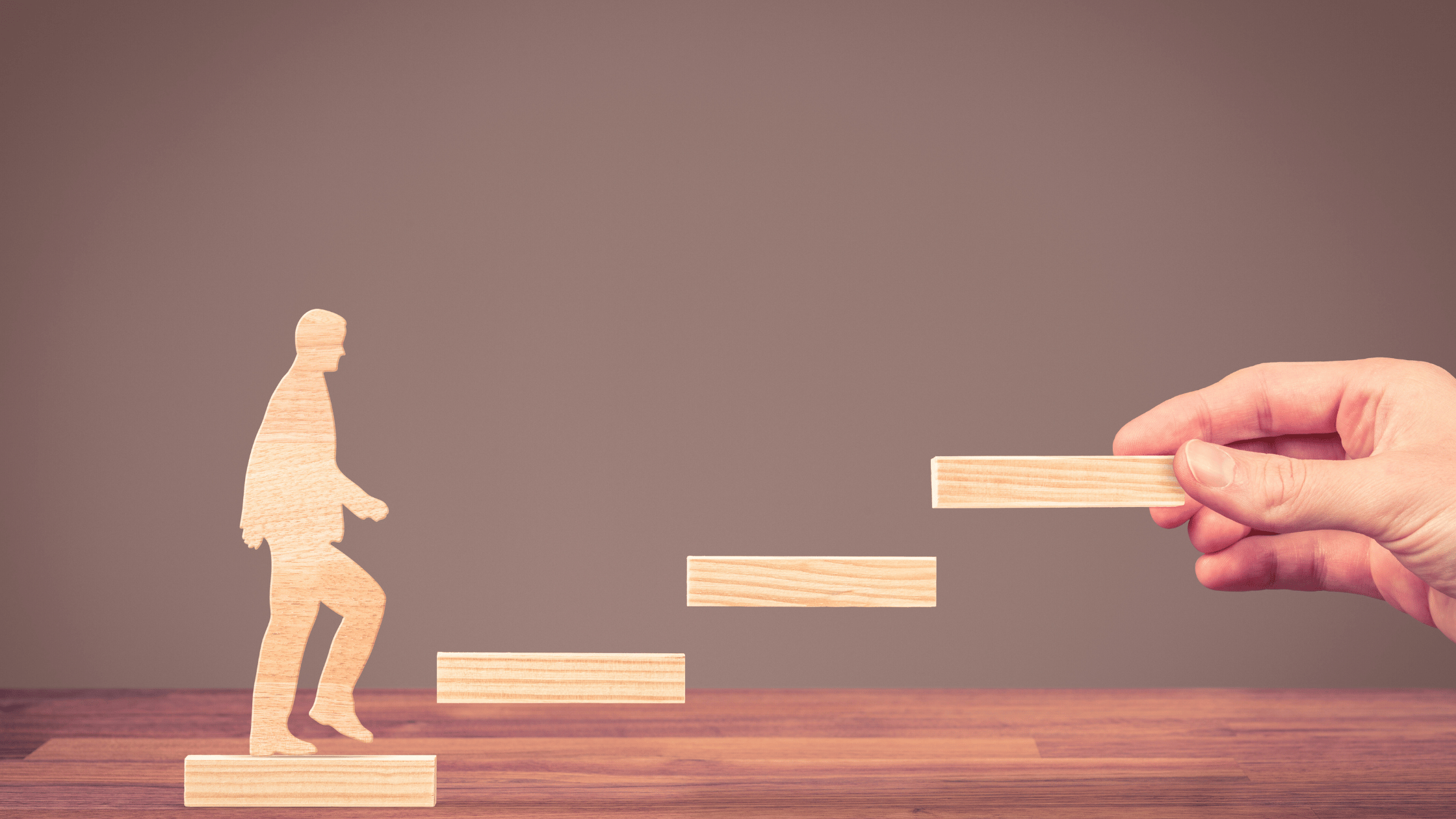 LPデザイナーとwebデザイナーの違いの１つとして、キャリアアップの比較を解説した記事