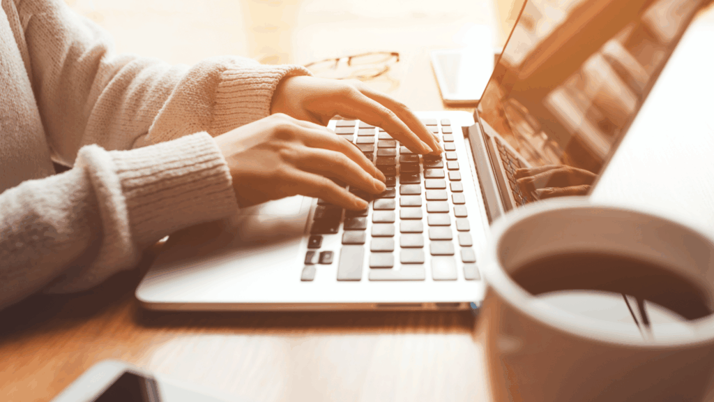 女性がフリーランス・在宅で働ける仕事について解説している記事