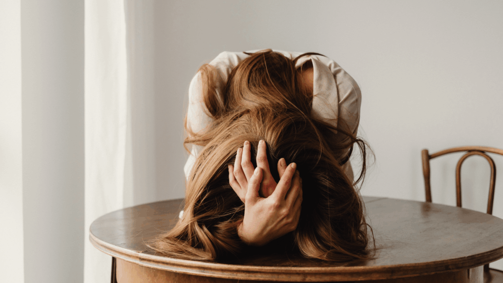 Canva在宅ワークの危険性を解説し、Canvaを使った高額副業講座のトラブルの例について説明した記事