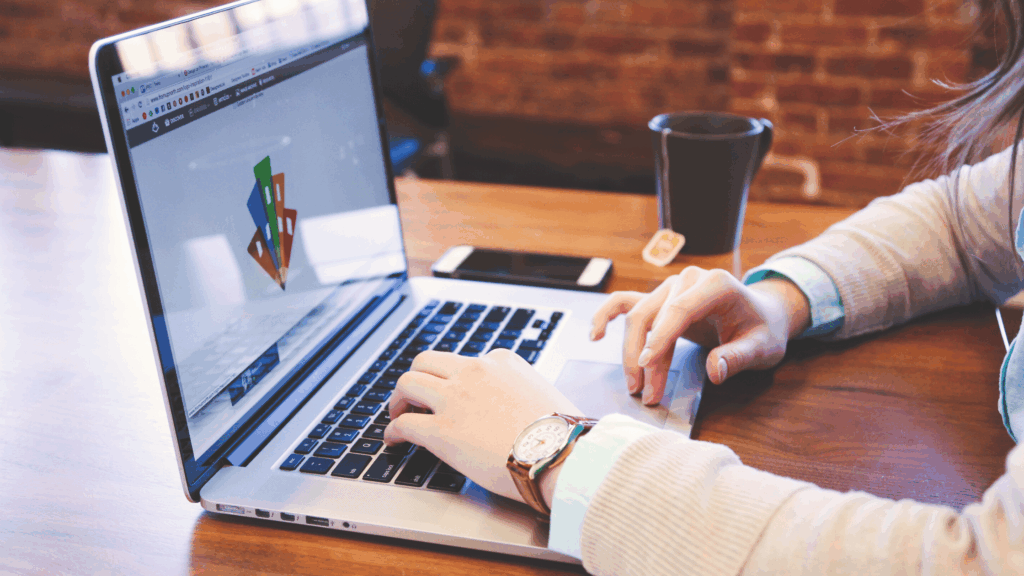 Webデザインで挫折しないコツとWebデザインを未経験から始めるための独学法を解説した記事