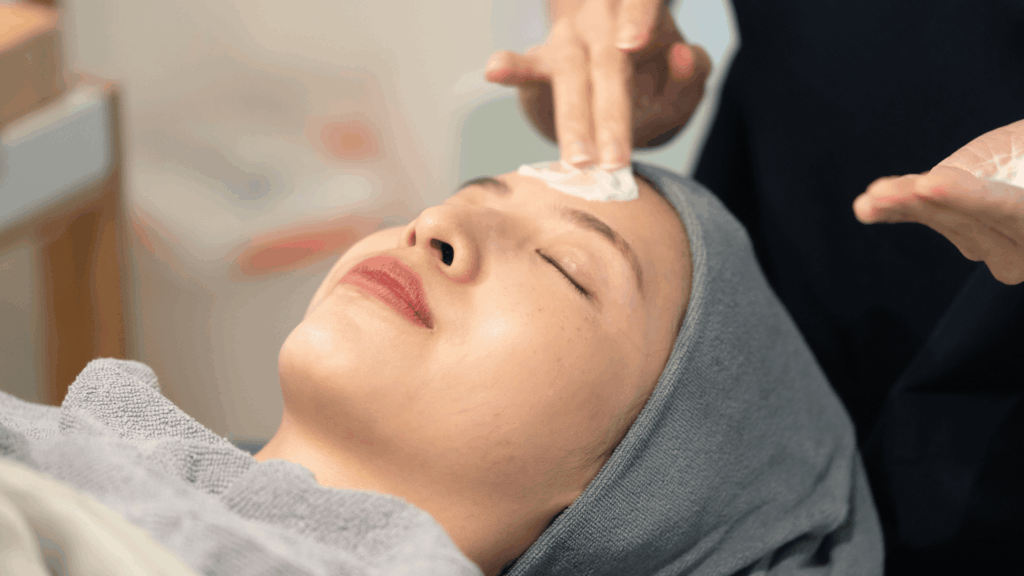 副業で女性におすすめする1つとして、美容モニターの副業を解説した記事