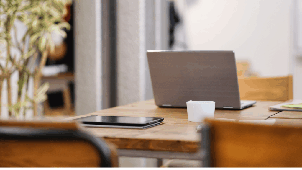 インスタ運用代行をするメリットとして場所や時間にとらわれずに働けるという記事