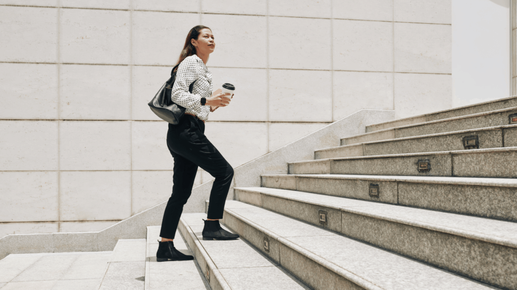 未経験から在宅Webデザイナーになるルートとして通勤しながら経験を積んでから在宅に移行するメリット・デメリットに関しての記事
