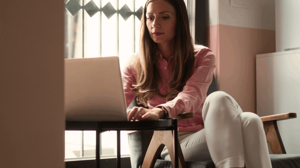 Webデザイナーを主婦が未経験から目指すために知っておく必要がある年収や収入を解説した記事