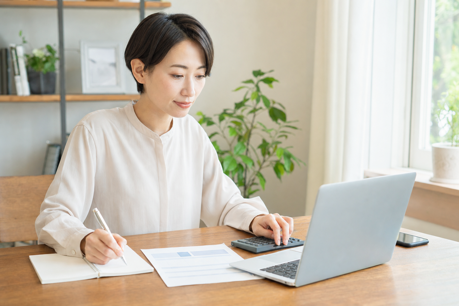 月100万円を目指して収入計画を立てる女性
