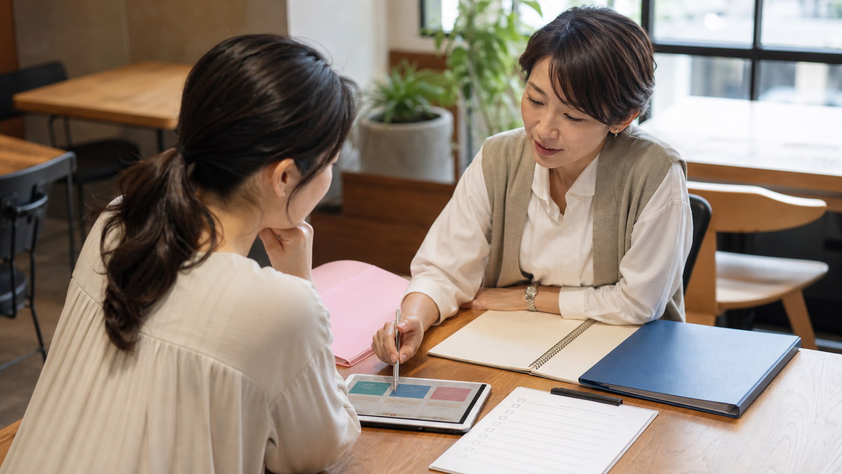 主婦がWebデザインスクールと独学を比較相談するイメージ