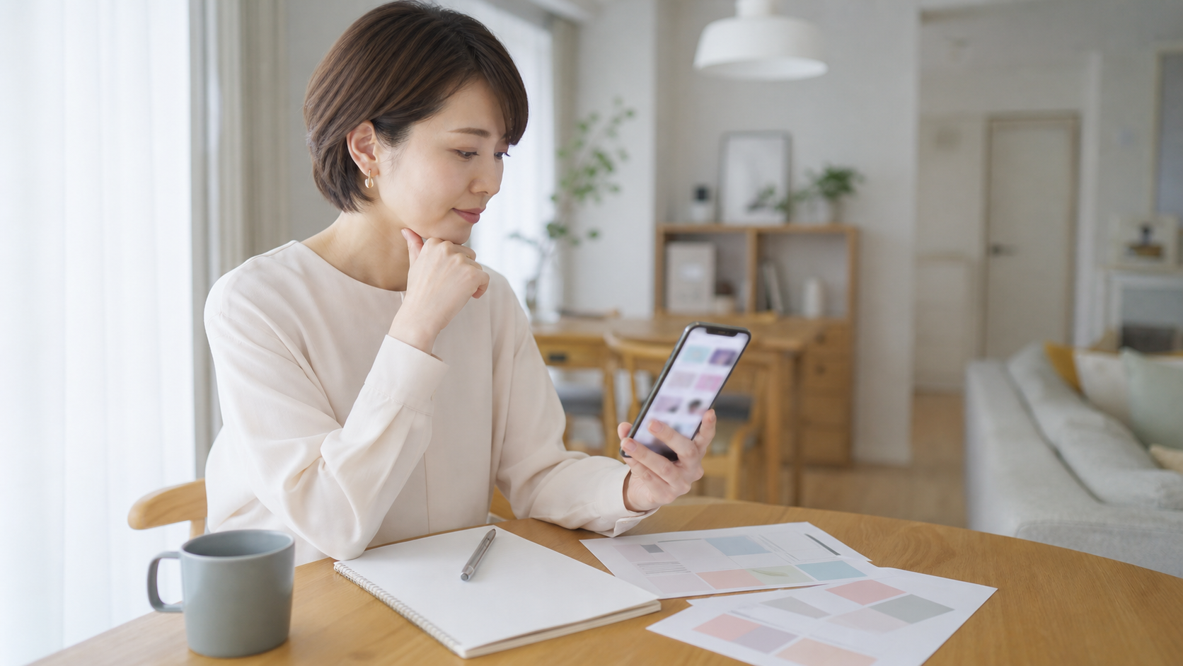 未経験ママデザイナーのSNS発信が炎上しやすい理由を確認する女性