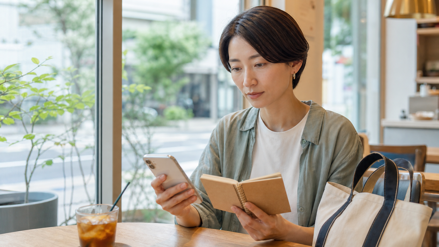 副業の発信と情報管理ルールをスマホで確認する女性