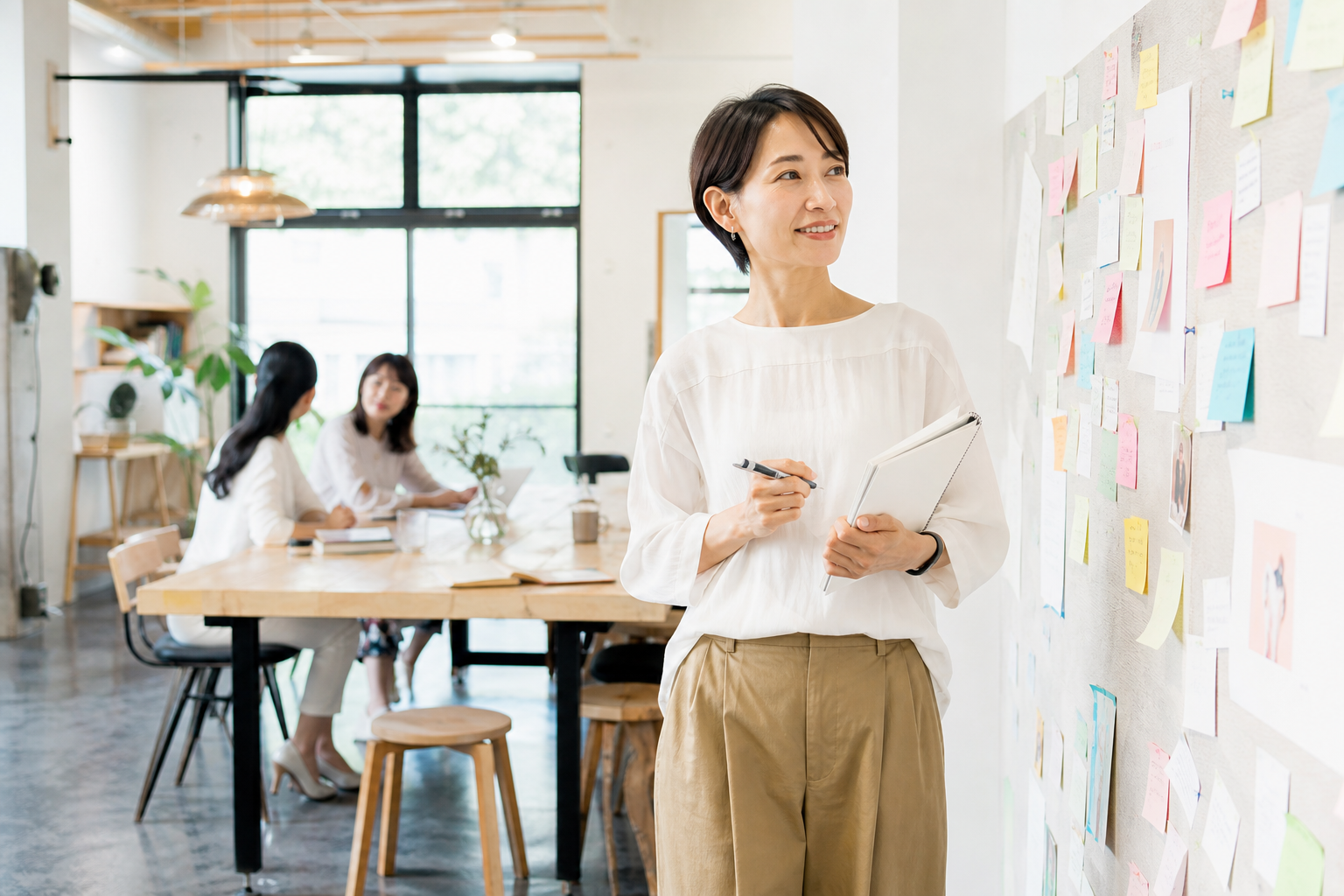 ママ起業で成功する人の特徴を整理する日本人女性の写真